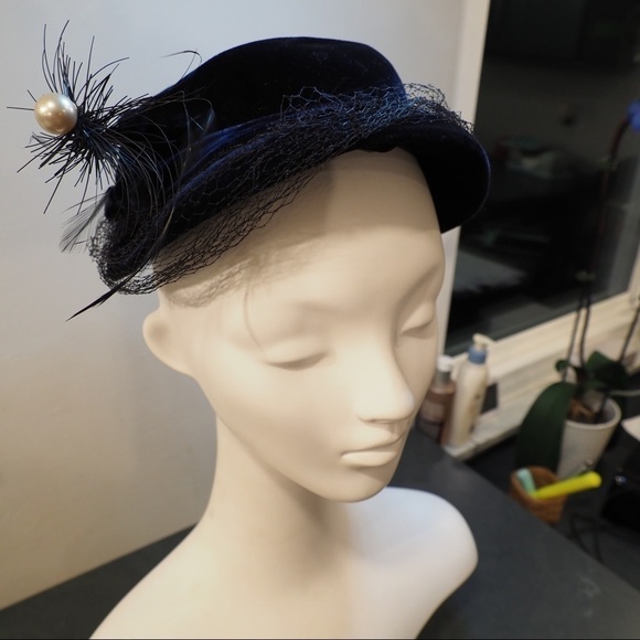 Vintage navy velvet hat fishnet feather faux pearl - Picture 9 of 13